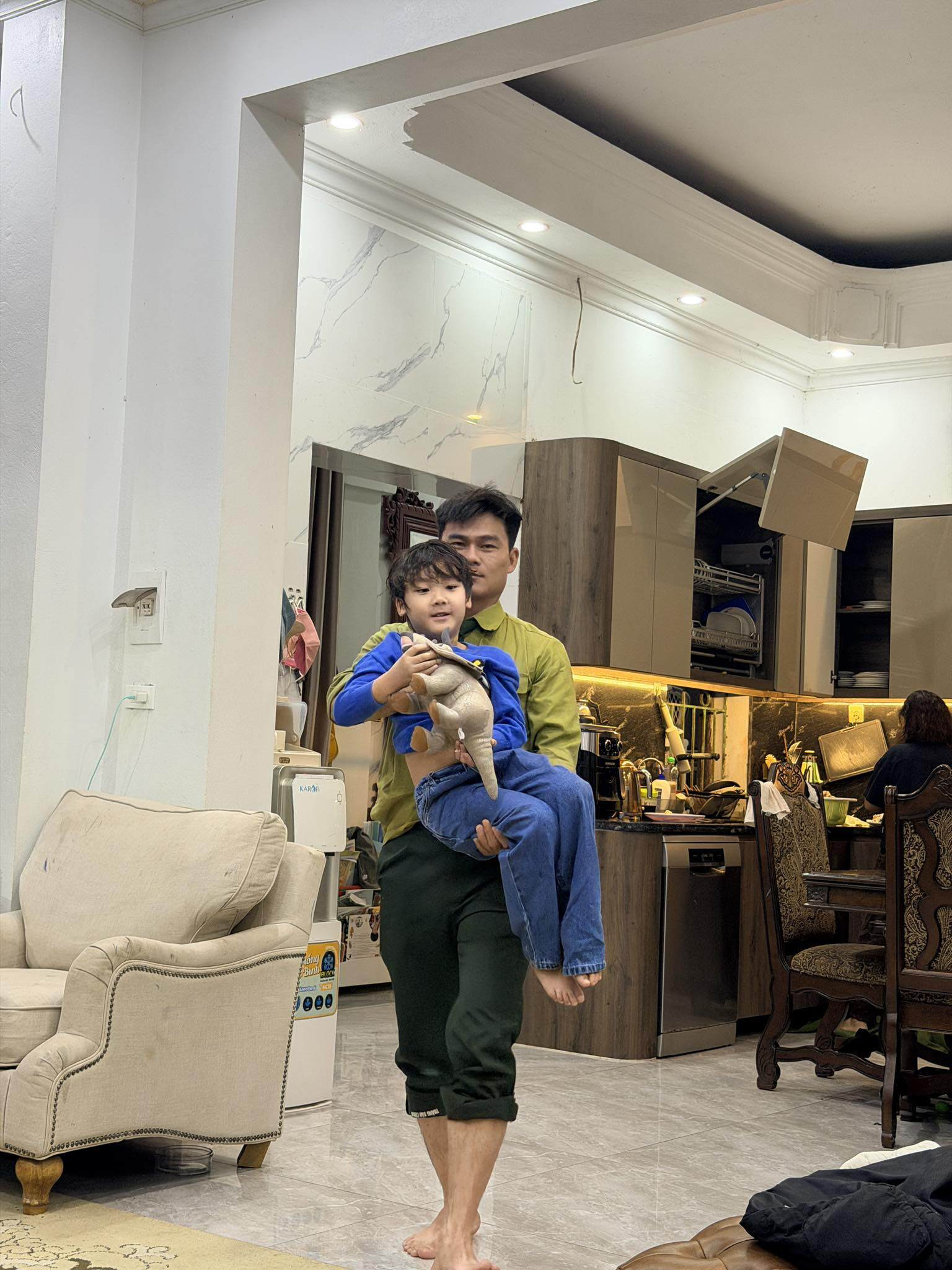 Đại úy Thăng Văn Cương chăm sóc bé Bo như con ruột.