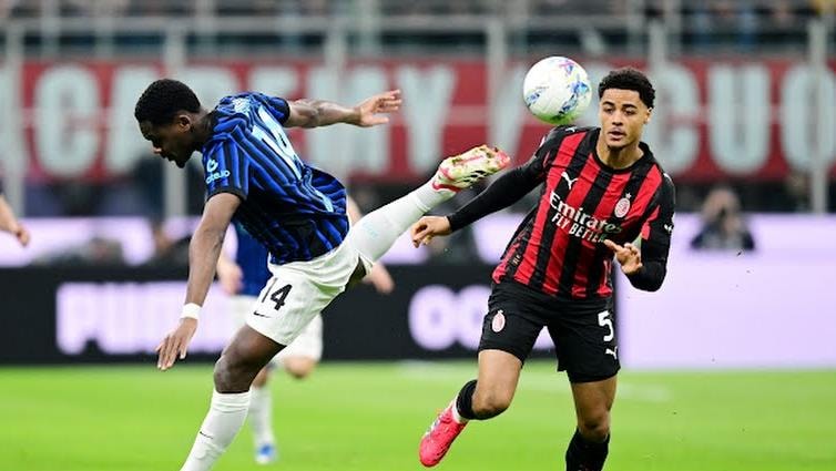 Trận đấu giữa AC Milan và Inter diễn ra vô cùng căng thẳng với những pha tranh chấp quyết liệt.