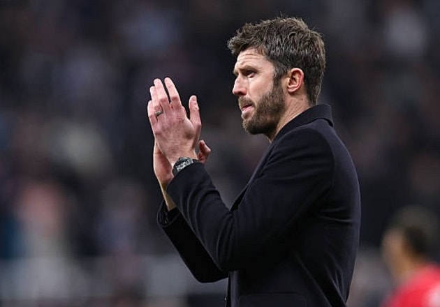 HLV Michael Carrick trong trận thua đầu tiên cùng Manchester United.