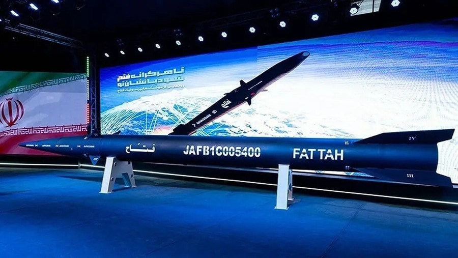 Tên lửa siêu âm Fattah của Iran trong một đợt triển khai quân sự.