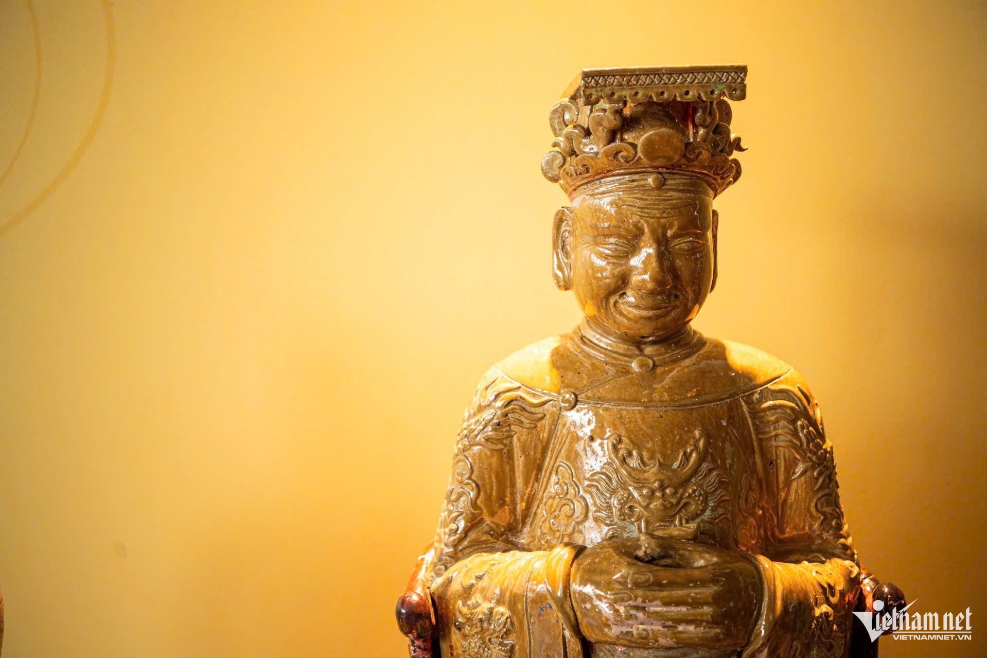 Chi tiết tinh xảo trên pho tượng gốm cổ.