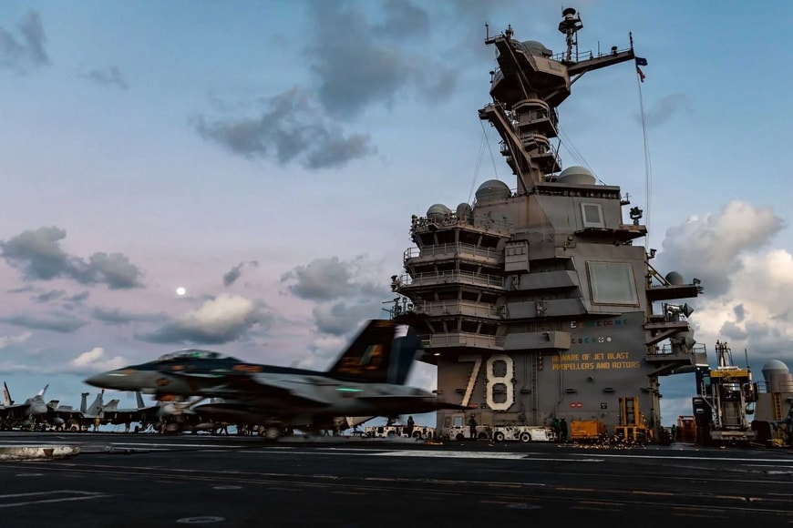 Tiêm kích F/A-18F Super Hornet hạ cánh xuống boong tàu sân bay USS Gerald R. Ford (CVN-78)