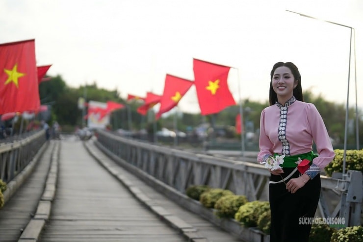 Thiếu nữ trong trang phục dân tộc Thái duyên dáng trên cầu Mường Thanh