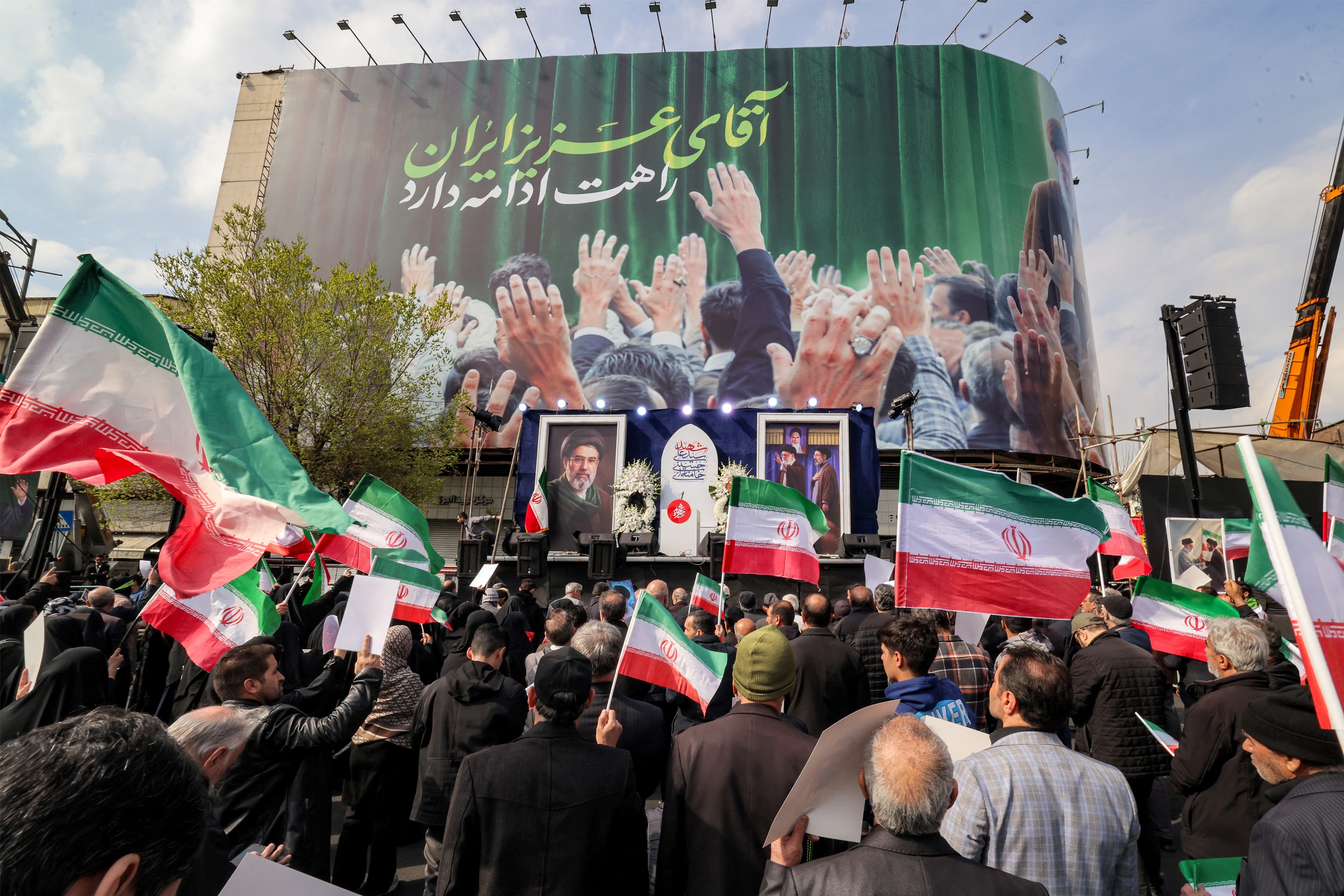 Người dân tập trung cùng quốc kỳ Iran trong cuộc tuần hành ủng hộ Lãnh tụ Tối cao mới tại Quảng trường Enghelab, trung tâm Thủ đô Tehran ngày 9/3. Ảnh: AFP