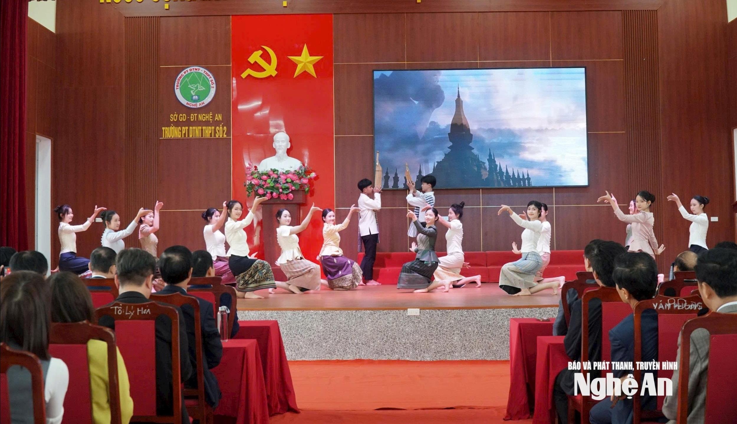 bna_chuong-trinh-van-nghe-cua-cac-luu-hoc-sinh(1).jpg