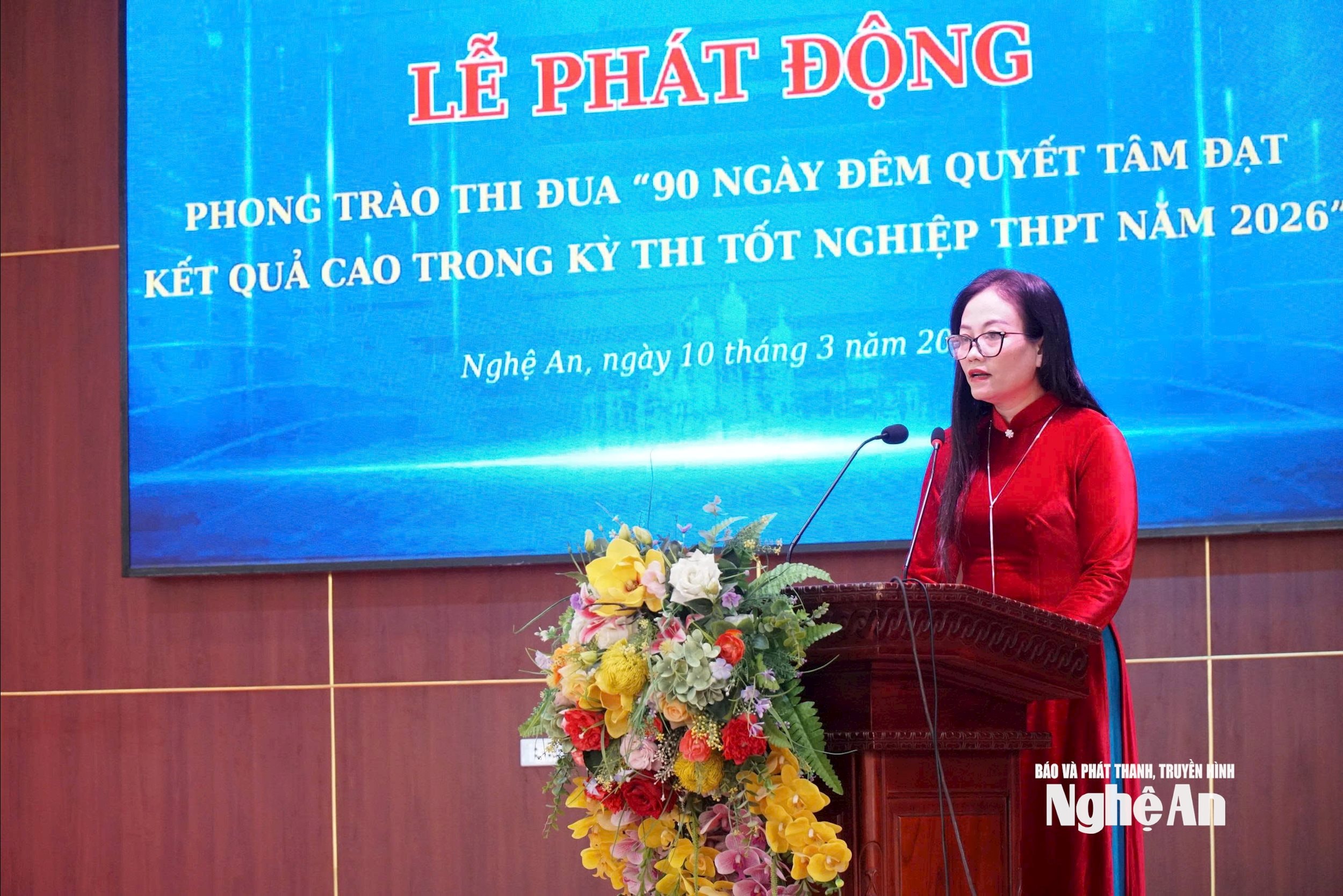 Đại diện giáo viên Trường PT DTNT THPT số 2 phát biểu hướng ứng phong trào thi đua. Ảnh - Mỹ Hà