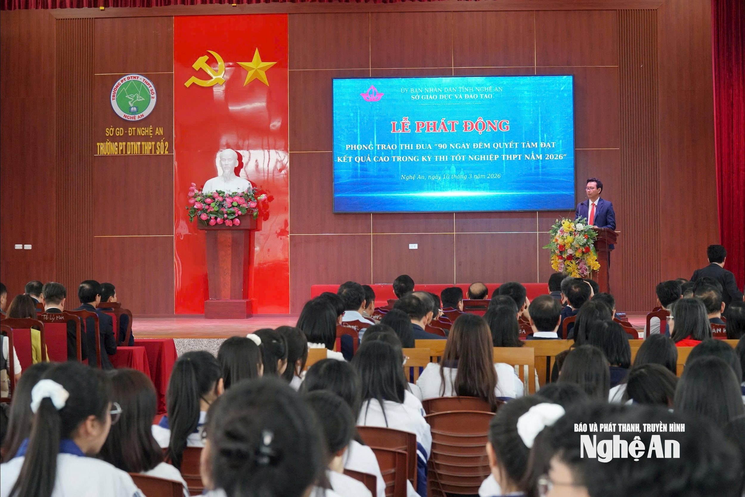 Đại diện Trường THPT Đô Lương 3 hưởng ứng lễ phát động. Ảnh - Mỹ Hà
