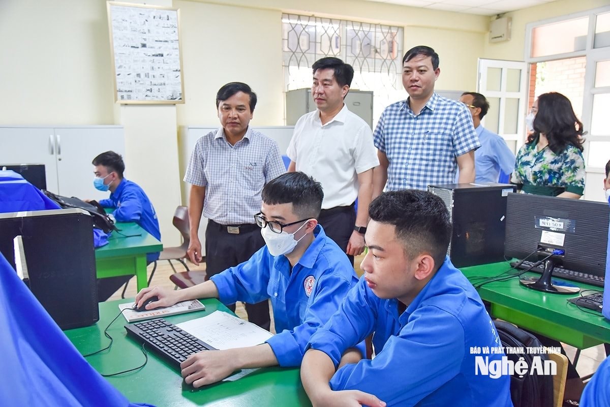Đo&agrave;n c&ocirc;ng t&aacute;c HĐND tỉnh gi&aacute;m s&aacute;t về c&ocirc;ng t&aacute;c dạy nghề tại Trường Cao đẳng kỹ thuật c&ocirc;ng nghiệp Việt Nam - H&agrave;n Quốc