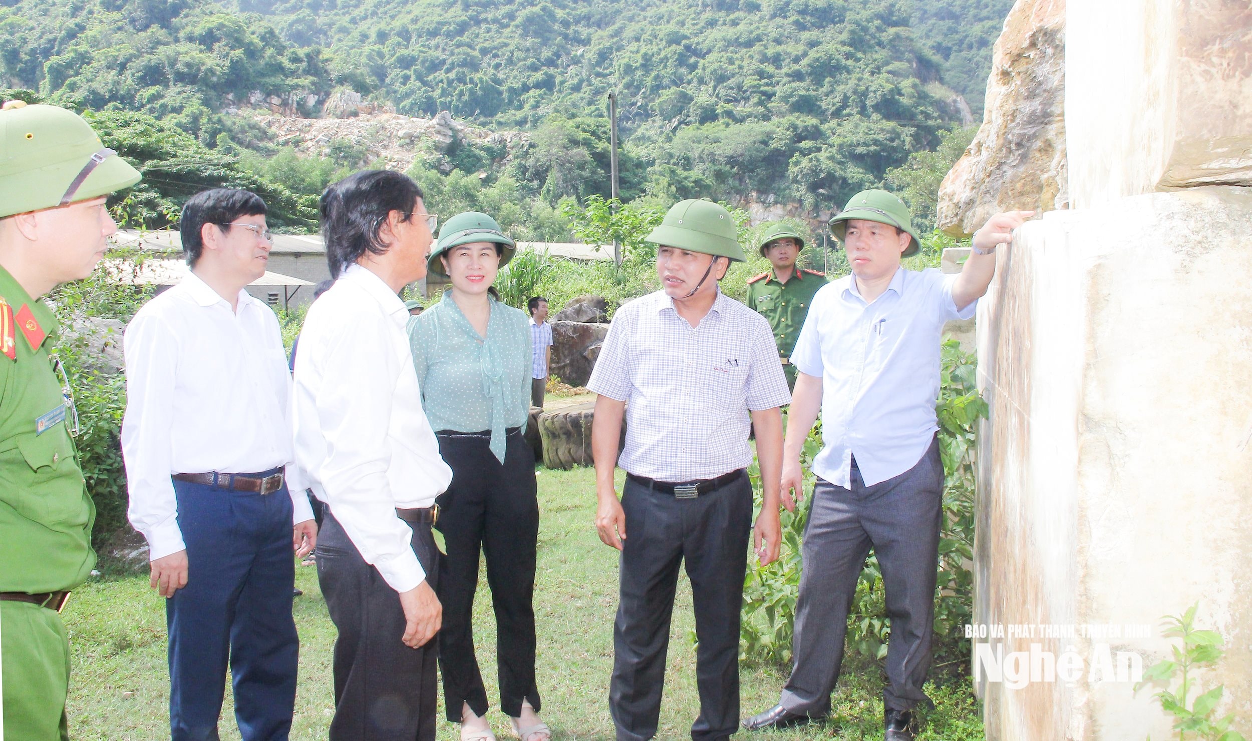 Đo&agrave;n gi&aacute;m s&aacute;t của HĐND tỉnh gi&aacute;m s&aacute;t công t&aacute;c quản l&yacute; Nh&agrave; nước về kho&aacute;ng sản tại x&atilde; Quỳ Hợp