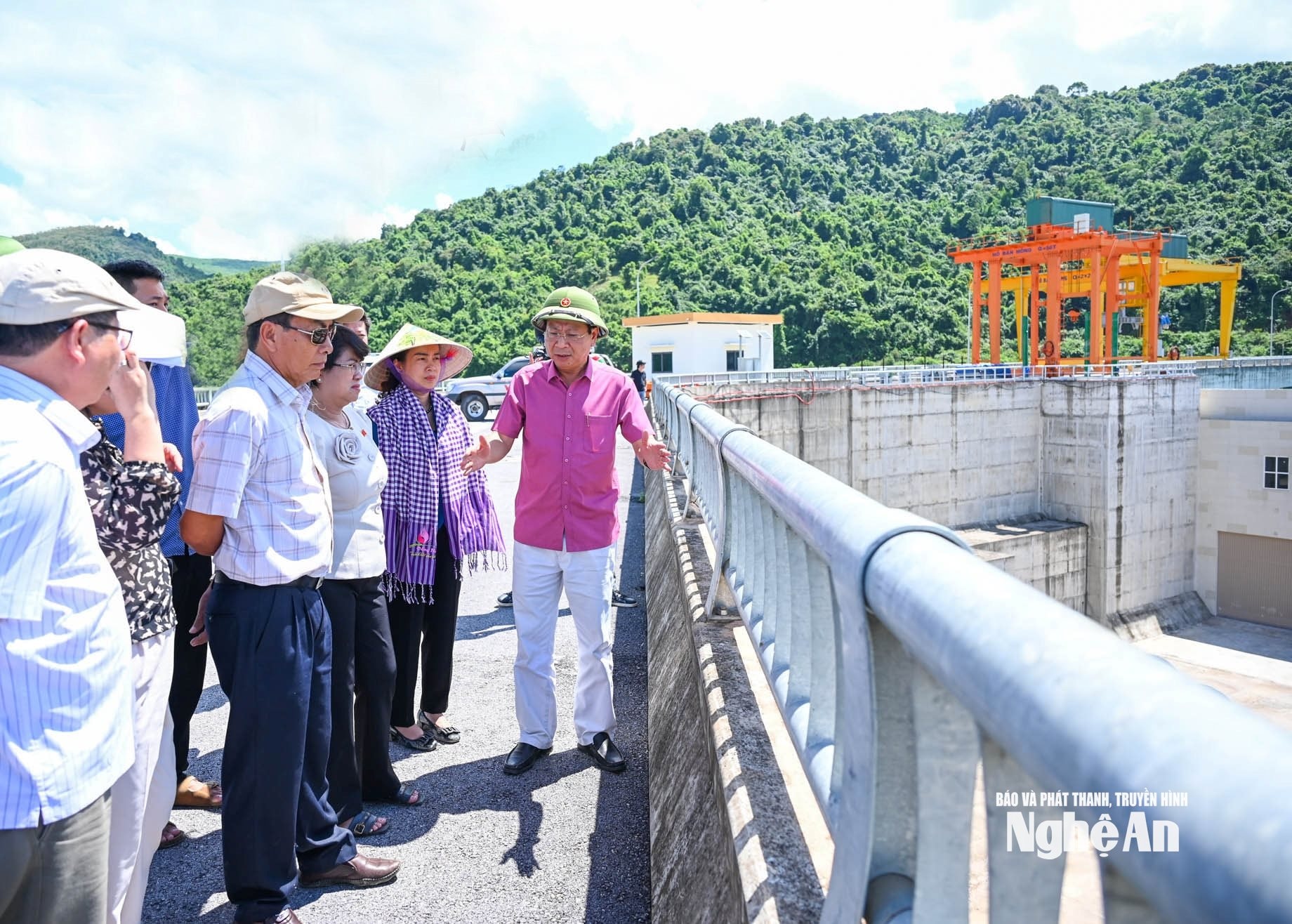 Đo&agrave;n gi&aacute;m s&aacute;t của Quốc hội kiểm tra Dự &aacute;n Thủy lợi Bản Mồng. Ảnh PV