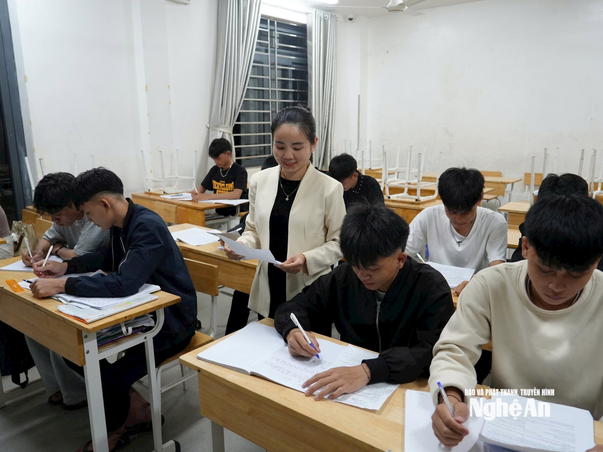 Giáo viên Trường THPT Kỳ Sơn phụ đạo thêm buổi tối cho học sinh. Ảnh - Mỹ Hà