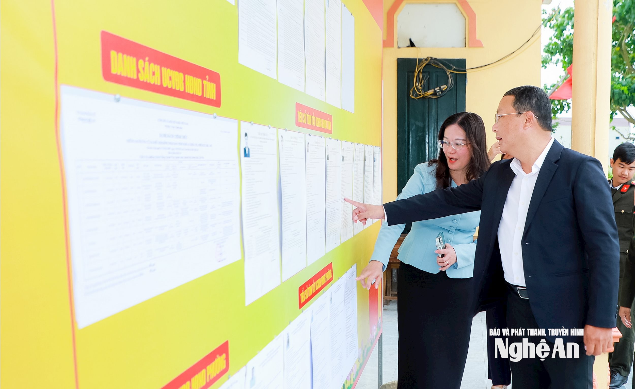 Đồng chí Phạm Hồng Quang - Ủy viên Ban Thường vụ Tỉnh ủy, Giám đốc Sở Xây dựng kiểm tra khu vực bỏ phiếu số 17, tại nhà văn hóa khối Quang Trung, phường Tân Mai. Ảnh: Thành Duy