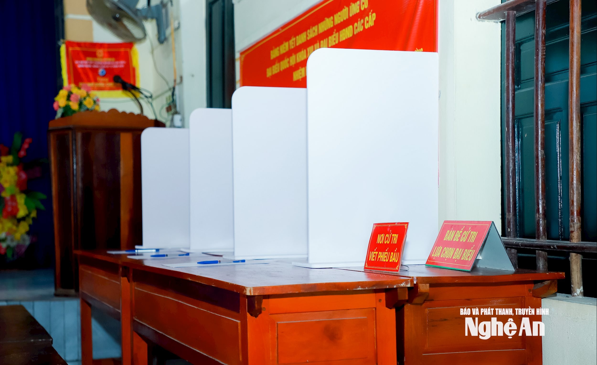 Nơi cử tri viết phiếu bầu cử tại khu vực bỏ phiếu số 17 ở Nhà văn hóa khối Quang Trung, phường Tân Mai. Ảnh: Thành Duy