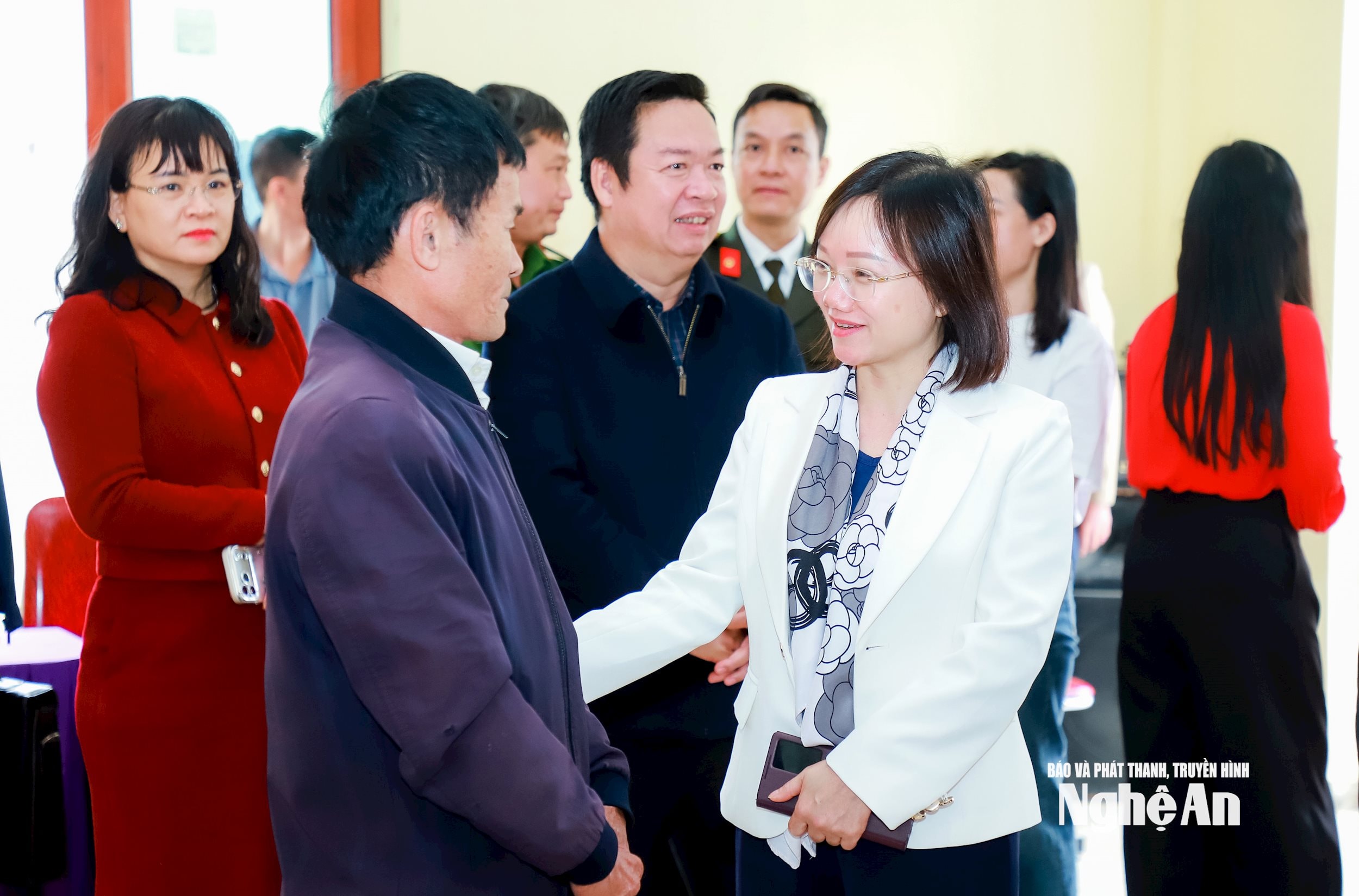 Đồng chí Thái Thị An Chung - Ủy viên Ban Chấp hành Đảng bộ tỉnh, Phó Trưởng đoàn chuyên trách Đoàn ĐBQH tỉnh trao đổi với lãnh đạo khối Tân Hương, phường Hoàng Mai. Ảnh: Thành Duy