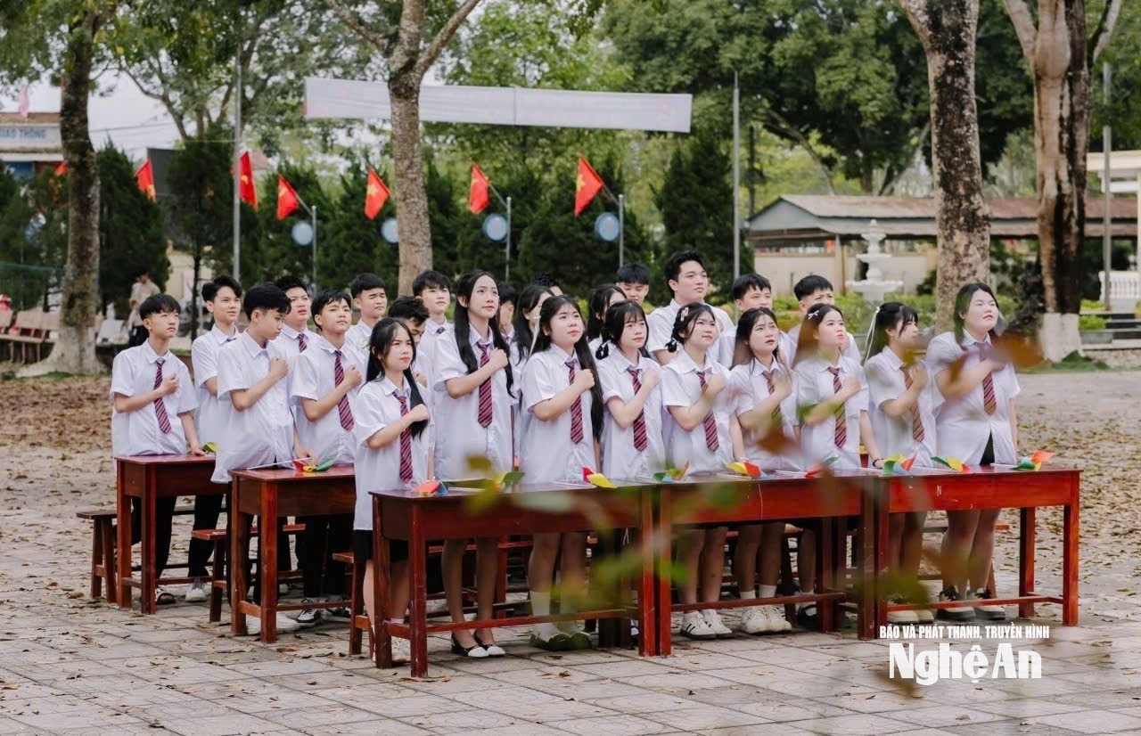 yearbook7607567620874_e1cd00f202ae79dced88b67e170395f1