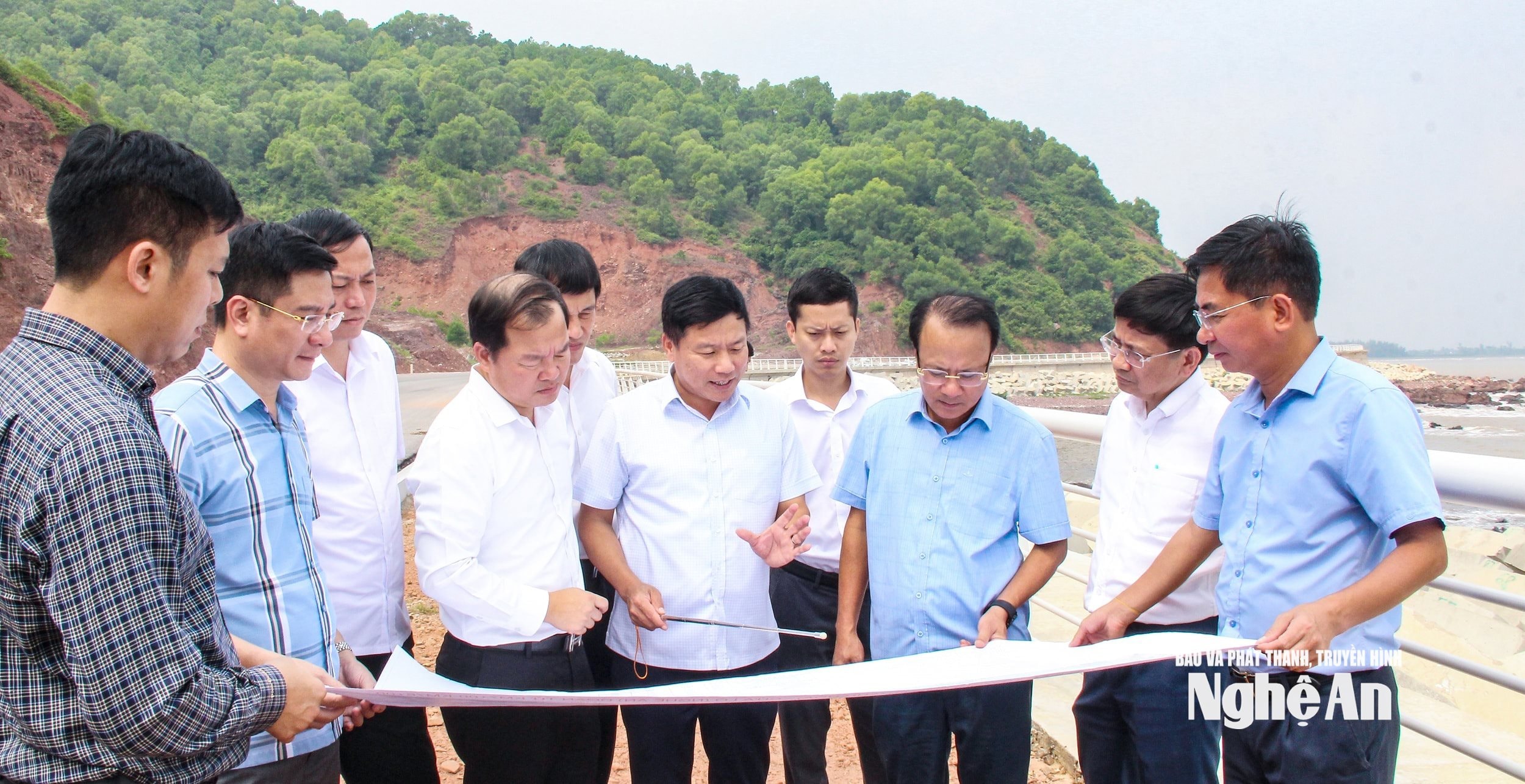 L&atilde;nh đạọ HĐND v&agrave; UBND tỉnh c&ugrave;ng Sở X&acirc;y dựng khảo s&aacute;t tuyến đường ven biển, đoạn qua tỉnh Nghệ An