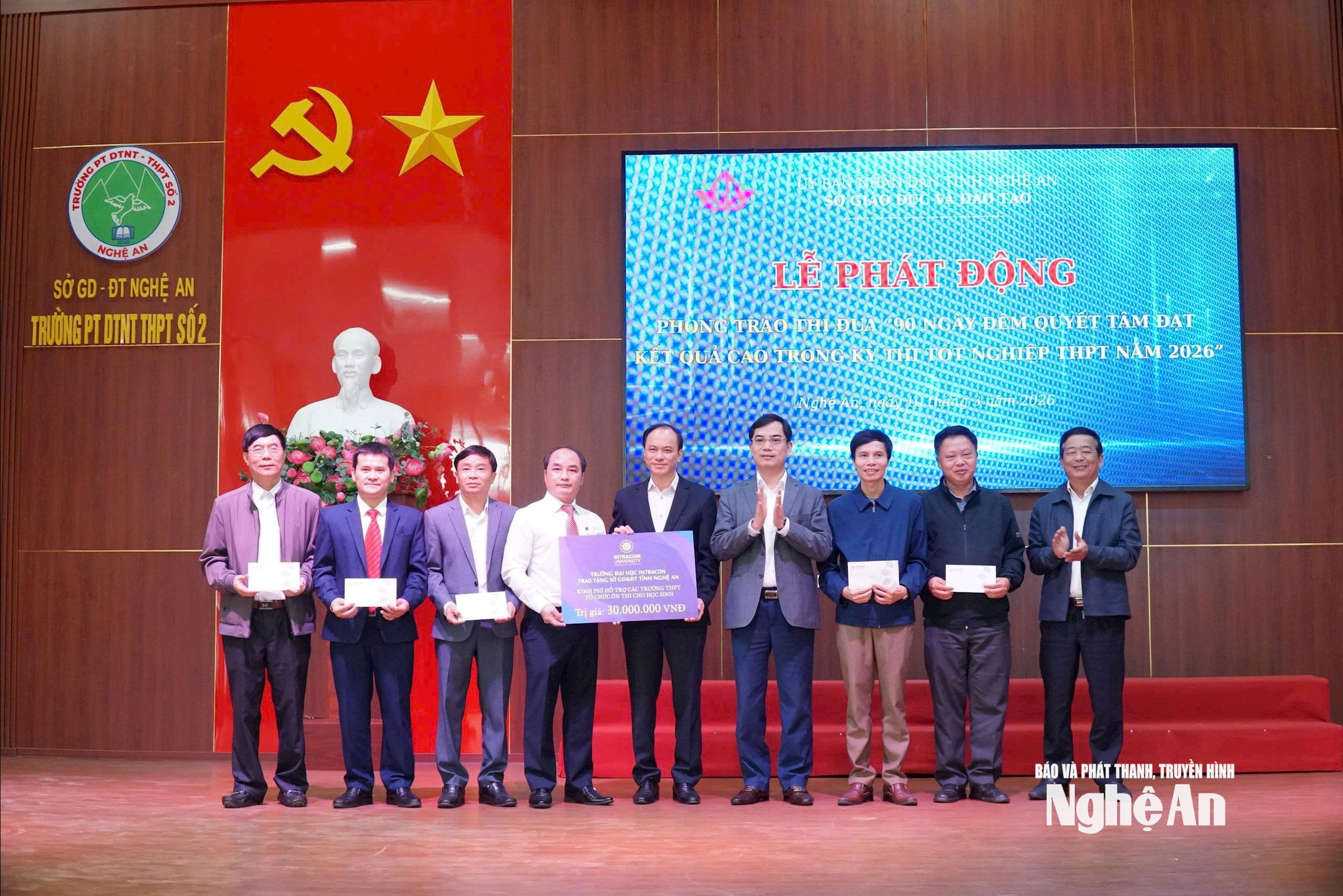 Lãnh đạo Sở Giáo dục và Đào tạo trao quà hỗ trợ cho các nhà trường. Ảnh - Mỹ Hà
