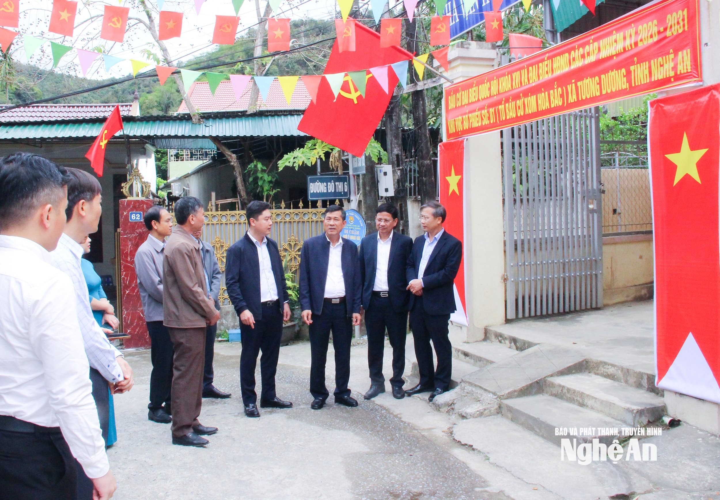 L&atilde;nh đạo tỉnh kiểm tra công t&aacute;c tuyên truyền về bầu cử tại x&atilde; Tương Dương