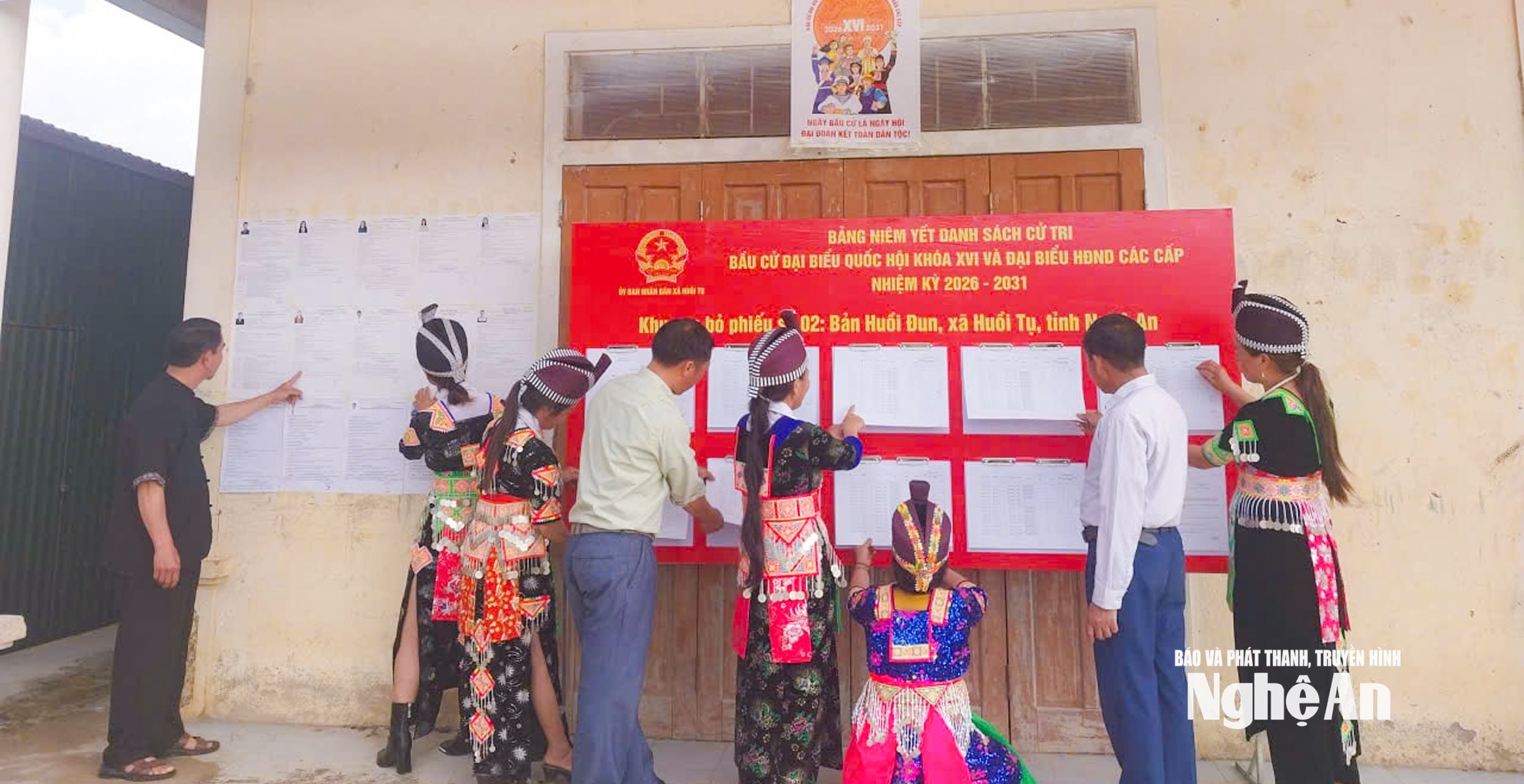 Người d&acirc;n bản Huồi Đun, x&atilde; Huồi Tụ xem danh s&aacute;ch cử tri.
