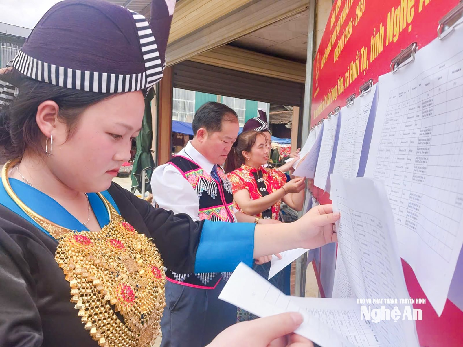 &Ocirc;ng Lỳ B&aacute; Chớ - Trưởng bản Trung T&acirc;m, x&atilde; Huồi Tụ c&ugrave;ng b&agrave; con nghi&ecirc;n cứu danh s&aacute;ch ứng cử vi&ecirc;n.