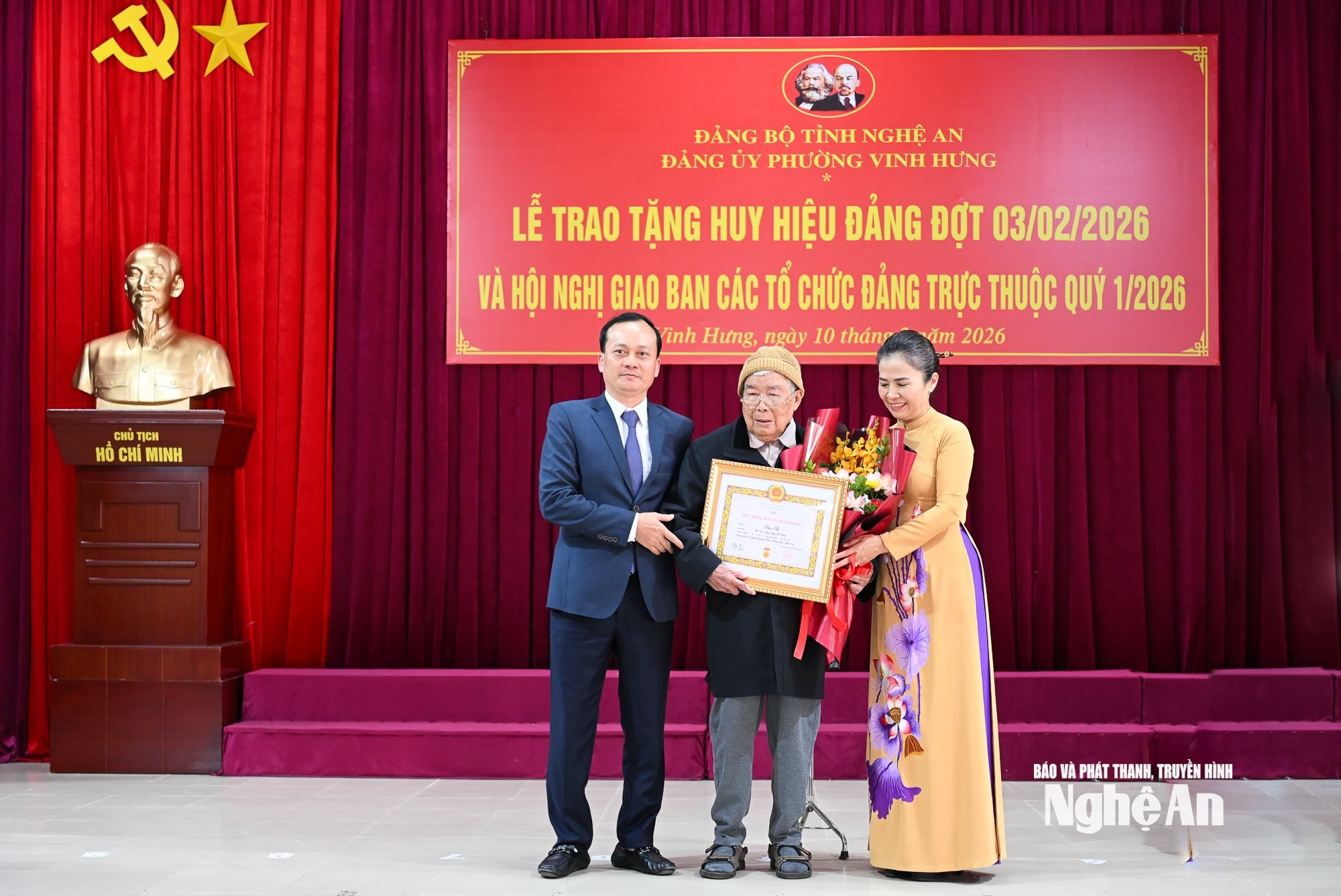 Trao huy hiệu Đảng 3