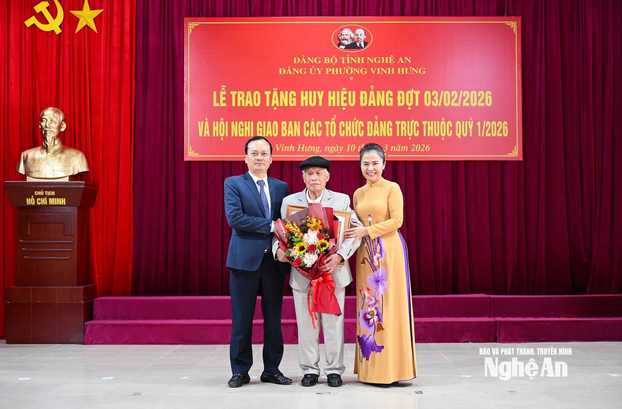 Trao huy hiệu Đảng 4