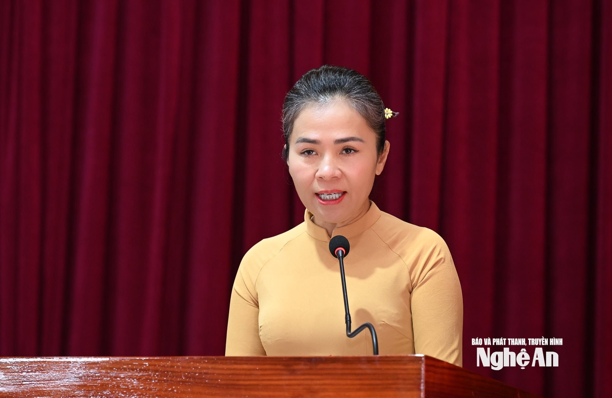 Trao huy hiệu Đảng 5