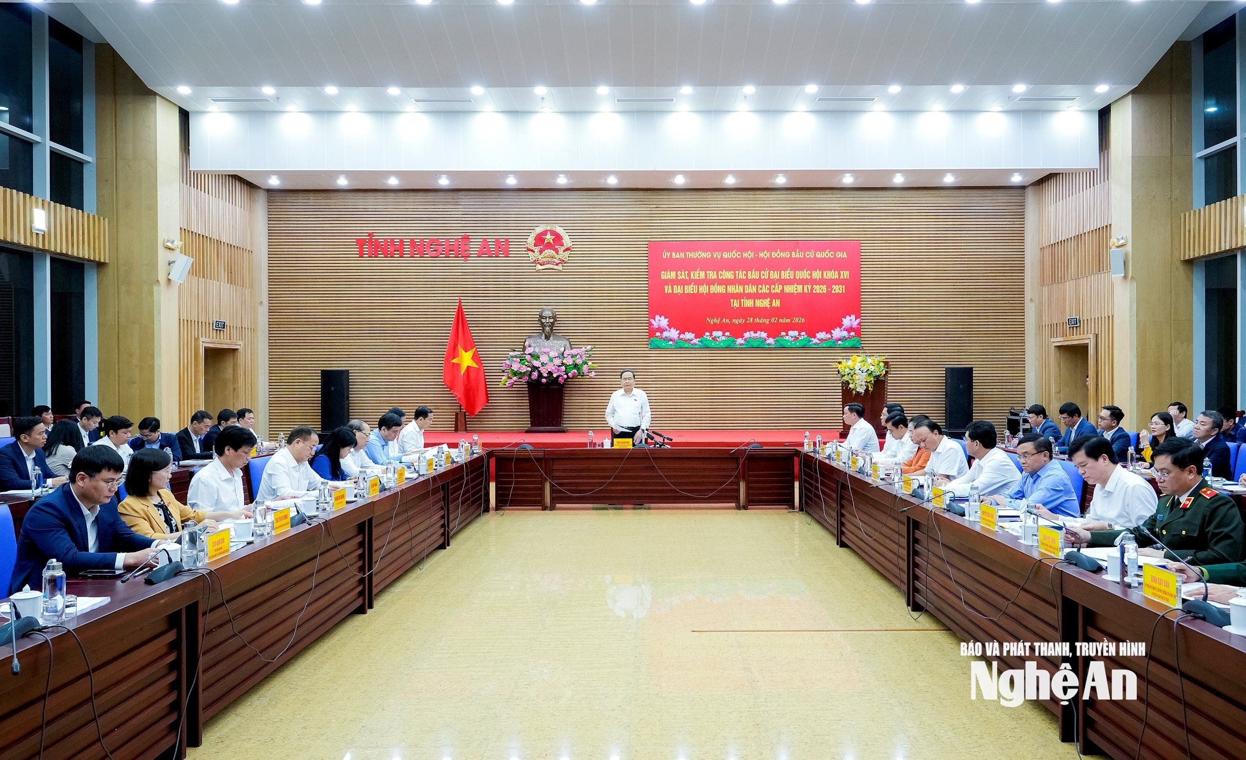 Đồng ch&iacute; Trần Thanh Mẫn - Ủy vi&ecirc;n Bộ Ch&iacute;nh trị, Chủ tịch Quốc hội, Chủ tịch Hội đồng Bầu cử Quốc gia v&agrave; đo&agrave;n c&ocirc;ng t&aacute;c l&agrave;m việc với Ủy ban Bầu cử tỉnh Nghệ An. Ảnh Phạm Bằng