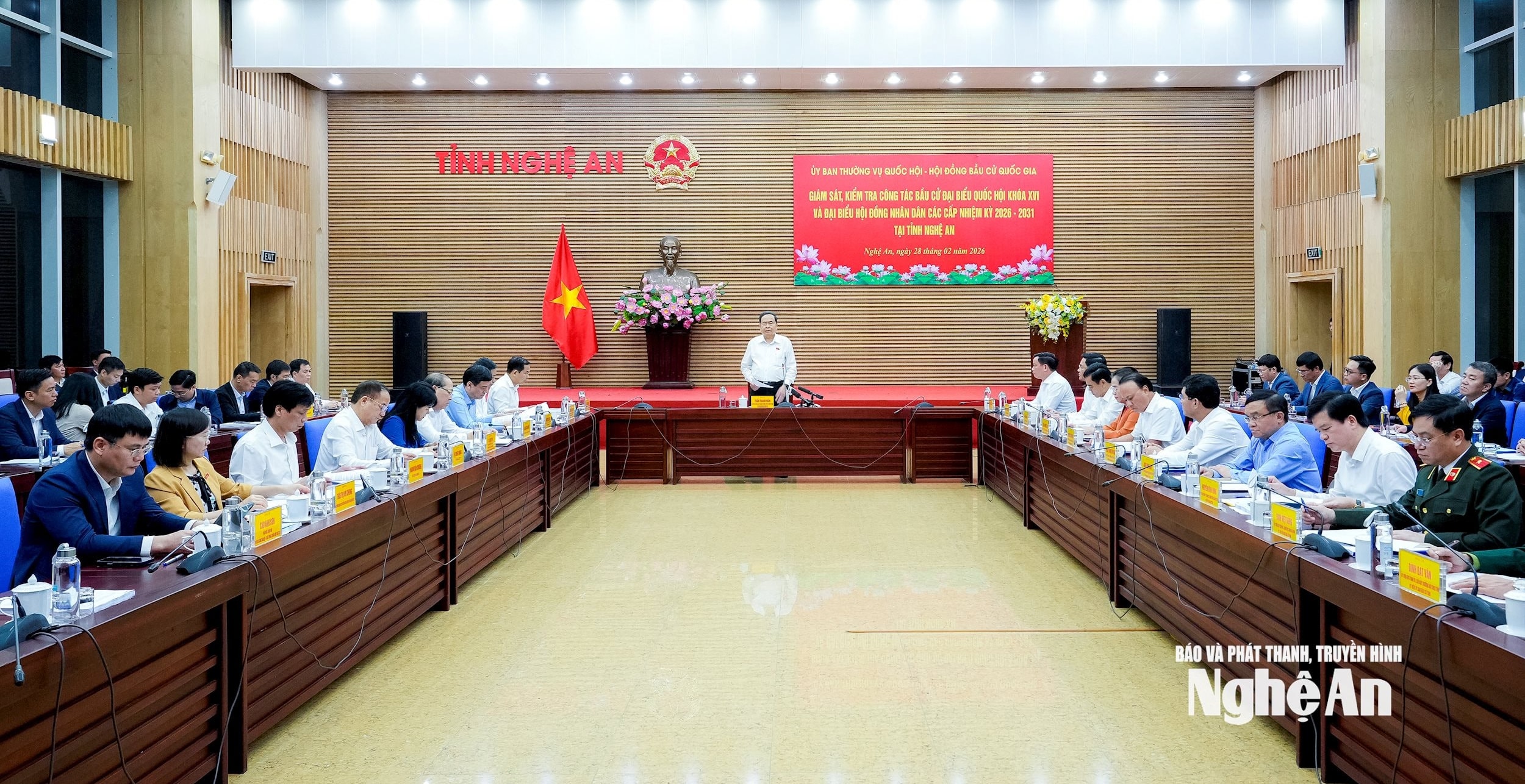 Đồng ch&iacute; Trần Thanh Mẫn - Ủy vi&ecirc;n Bộ Ch&iacute;nh trị, Chủ tịch Quốc hội, Chủ tịch Hội đồng Bầu cử uốc gia v&agrave; đo&agrave;n c&ocirc;ng t&aacute;c l&agrave;m việc với Ủy ban Bầu cử tỉnh Nghệ An. Ảnh Phạm Bằng