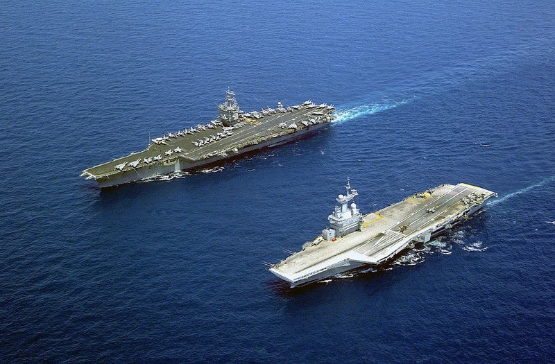 So sánh tàu sân bay Charles de Gaulle và tàu sân bay Mỹ