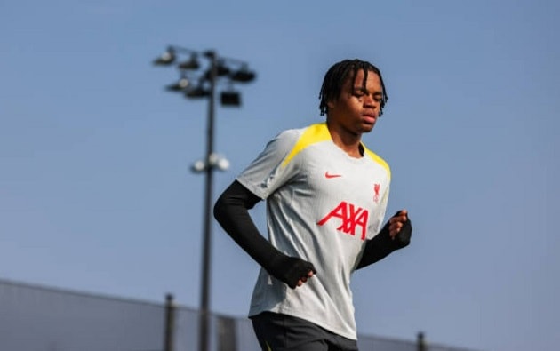 Rio Ngumoha trong màu áo Liverpool
