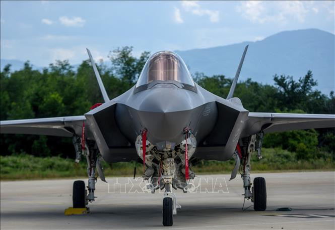 Máy bay F-35 Lightning của Mỹ hạ cánh xuống sân bay tại Macedonia