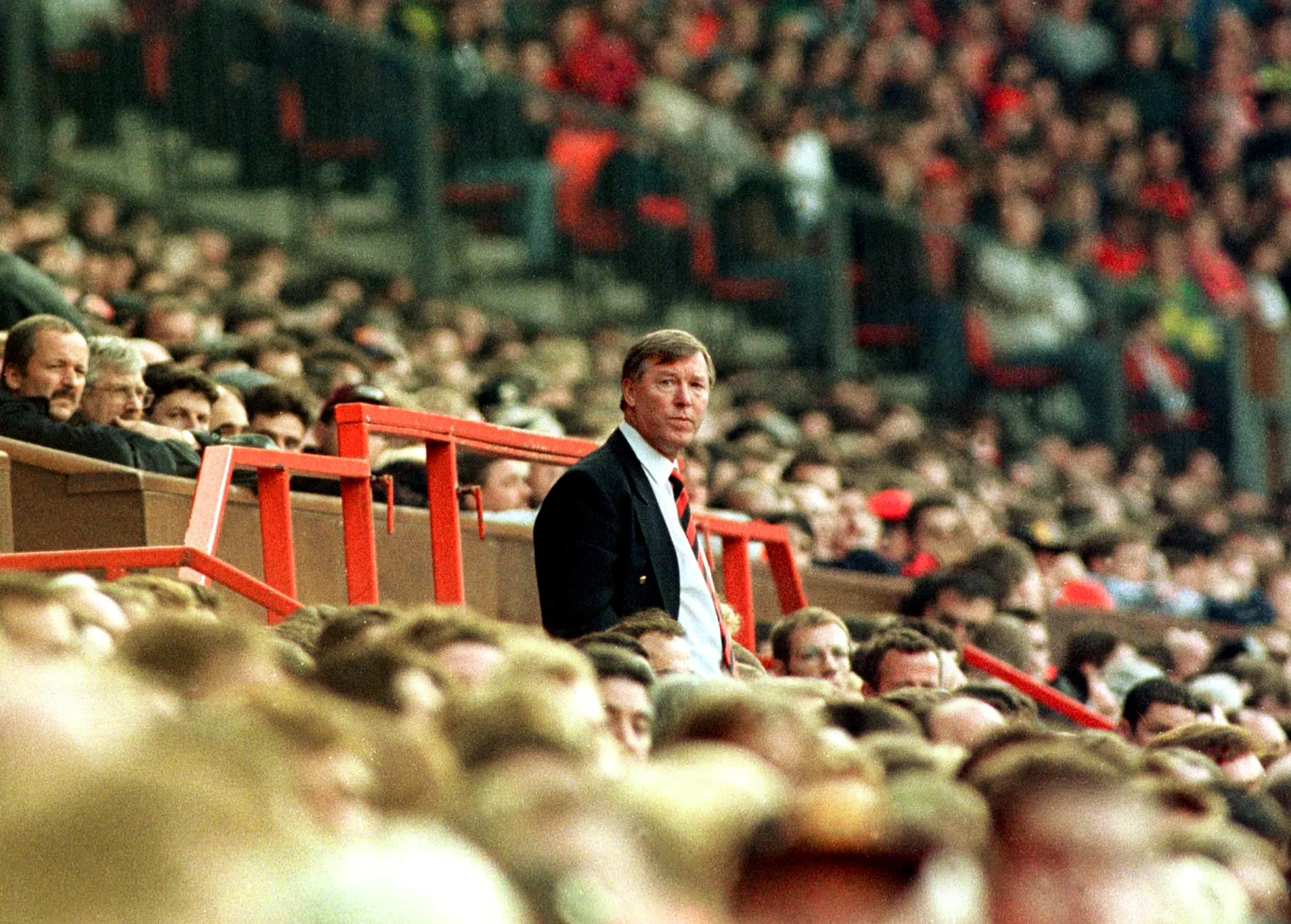 Sir Alex Ferguson vẫy chào khán giả Old Trafford trong trận đấu cuối cùng trên cương vị HLV.