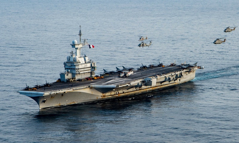 Hàng không mẫu hạm Charles de Gaulle vận hành trên biển