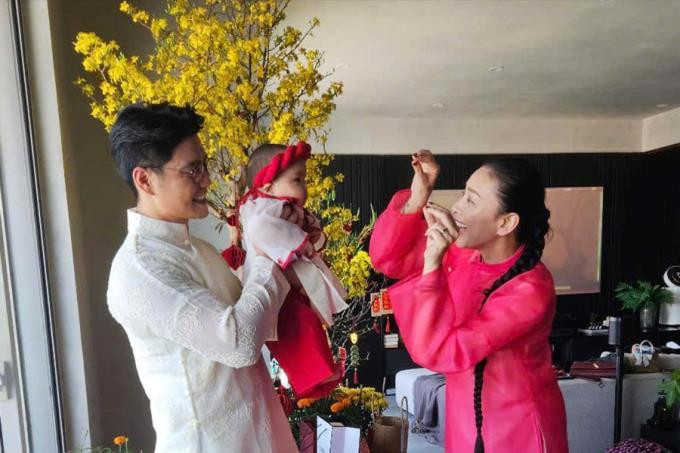 Vợ chồng Ngô Thanh Vân - Huy Trần và con gái đầu lòng.