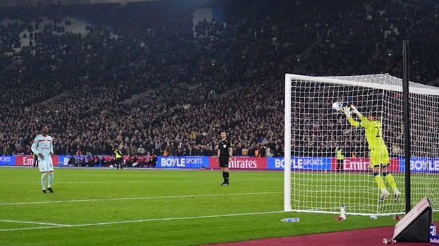 Dango Ouattara thực hiện cú sút Panenka hỏng ăn trong trận đấu với West Ham tại FA Cup.