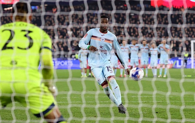 Dango Ouattara thực hiện cú sút kiểu Panenka nhưng bị thủ môn đối phương dễ dàng cản phá.