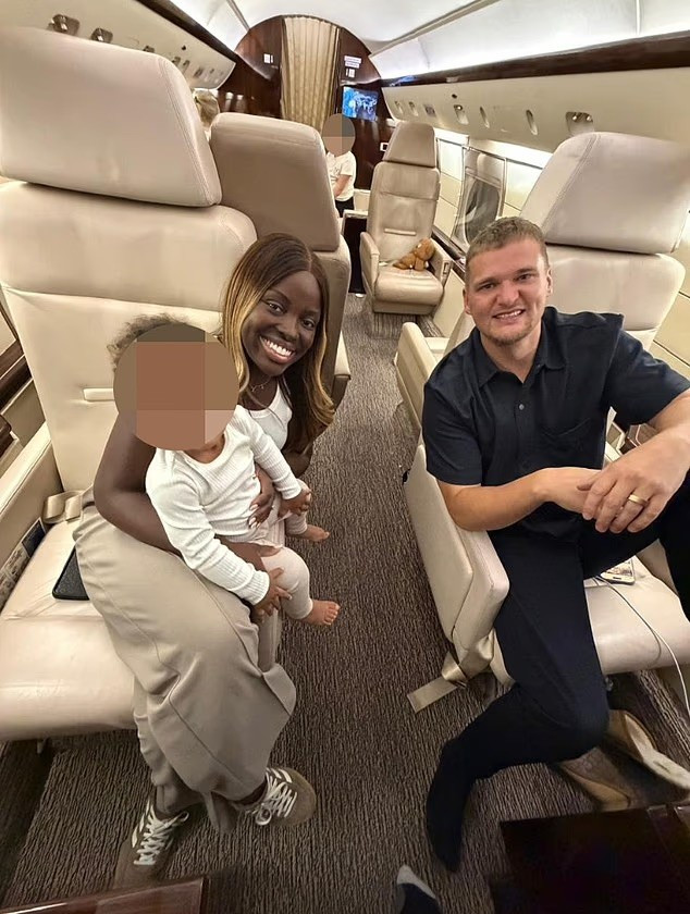 Samuel Leeds, 34 tuổi, cùng vợ và các con trên một máy bay riêng rời Dubai.