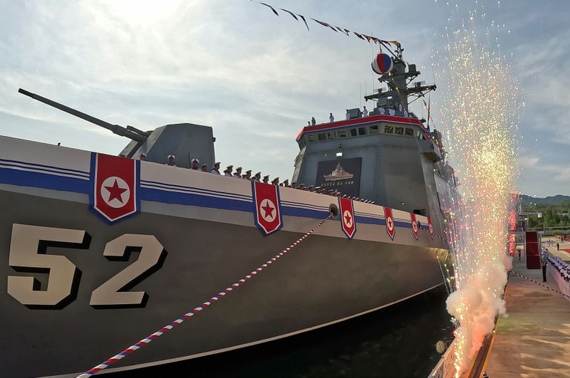 Lễ hạ thủy một tàu thuộc lớp Choe Hyon tại xưởng đóng tàu.