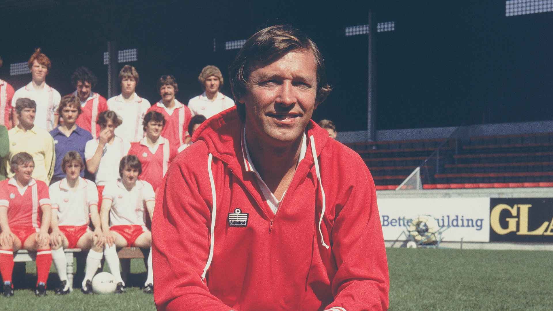 Sir Alex Ferguson nâng cao danh hiệu đầu tiên cùng Manchester United.