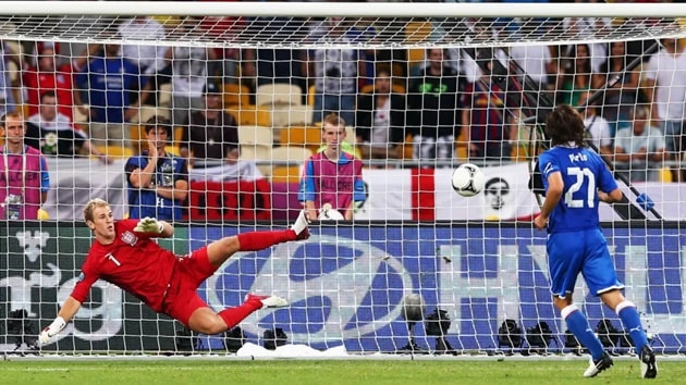 Andrea Pirlo thực hiện cú Panenka đánh bại Joe Hart tại EURO 2012.