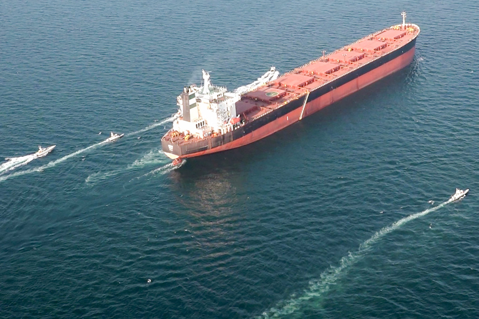 Một tàu chở dầu đi qua eo biển Hormuz. Ảnh AFP