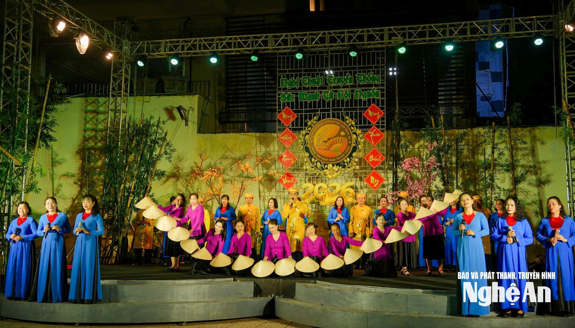 Một tiết mục Dân ca ví, giặm do Trung tâm Nghệ thuật truyền thống tỉnh biểu diễn trong chương trình nghệ thuật phục vụ công chúng. Ảnh: Minh Quân