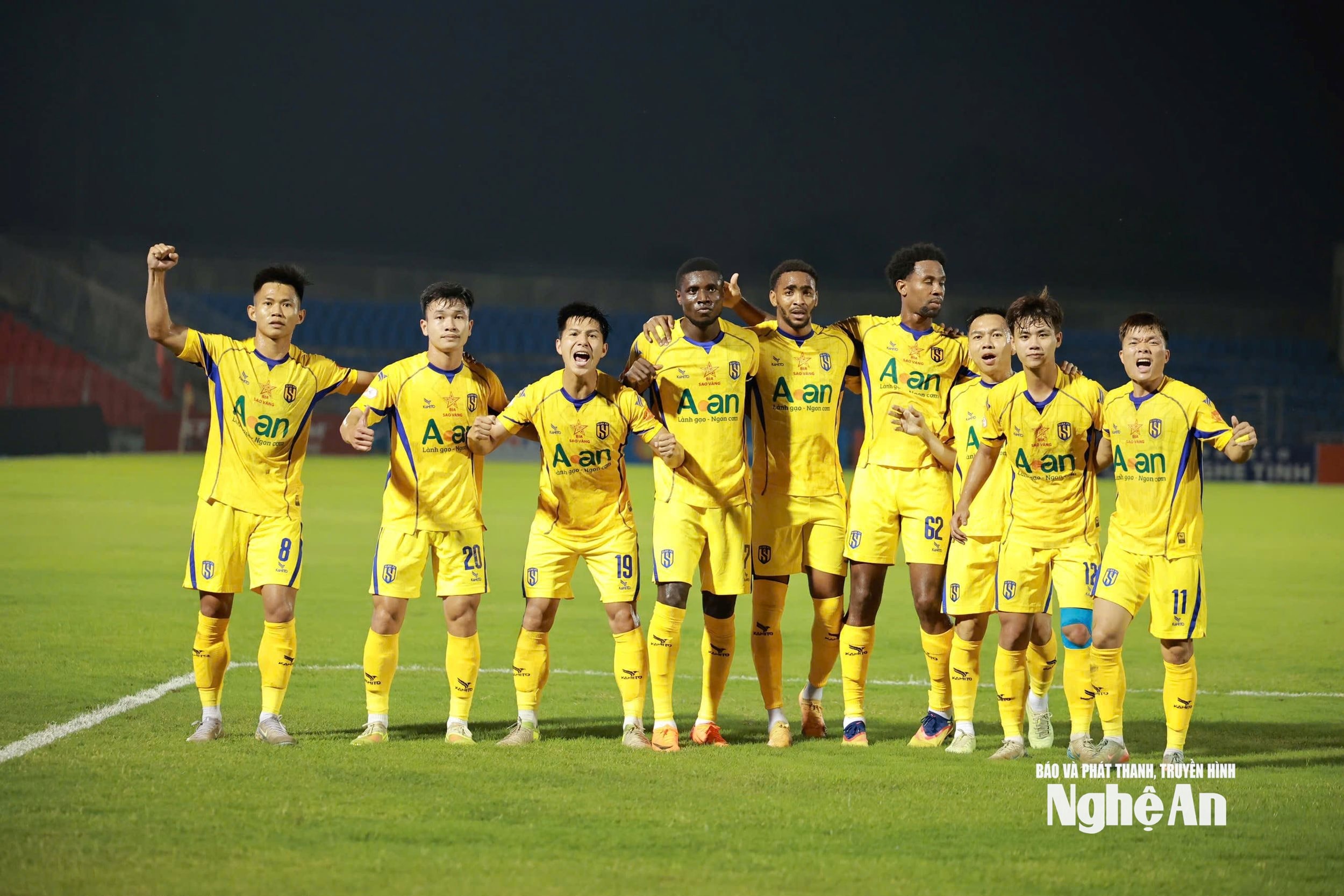 Tinh thần đoàn kết và lối chơi kỷ luật của các cầu thủ SLNA. Ảnh: VPF 
