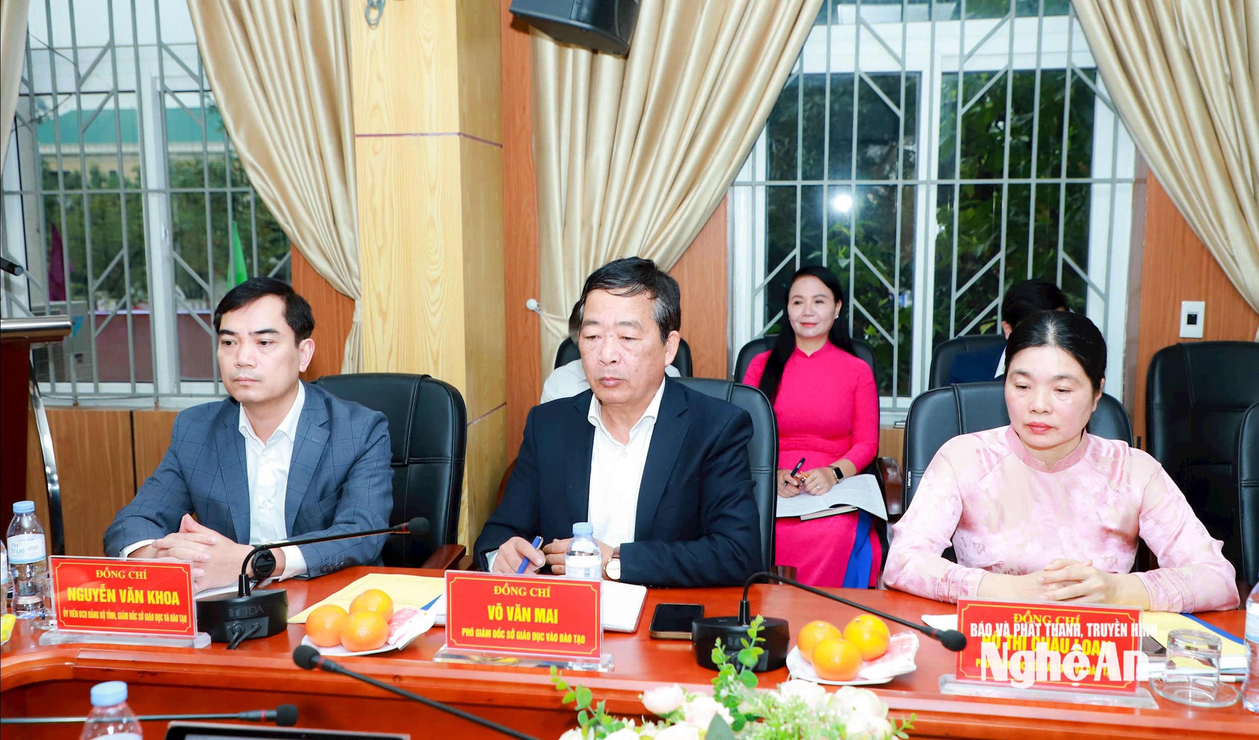 Các đồng chí trong Ban Giám đốc Sở Giáo dục và Đào tạo tại cuộc làm việc. Ảnh: Thành Duy