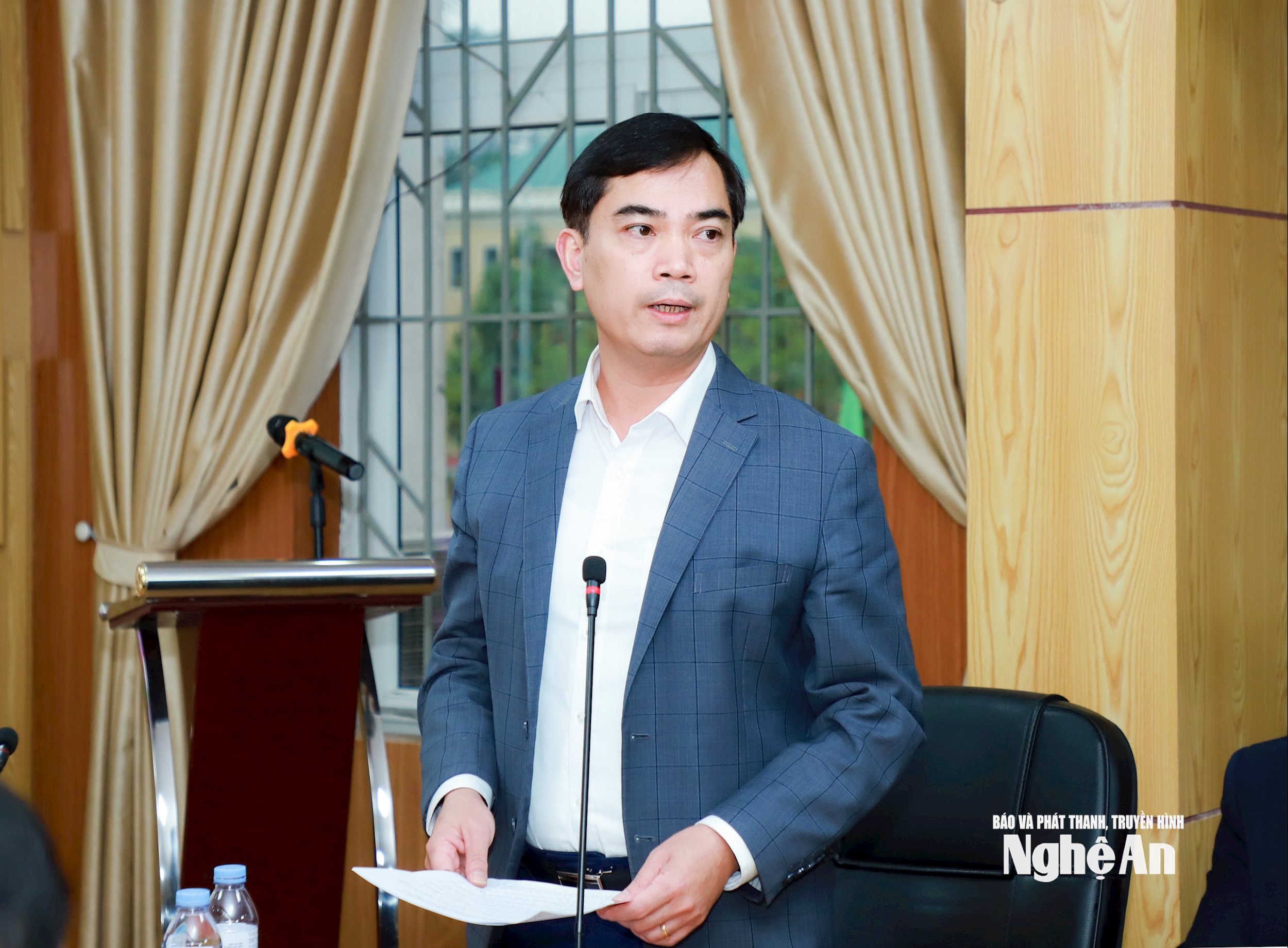 Giám đốc Sở Giáo dục và Đào tạo Nghệ An Nguyễn Văn Khoa trình bày báo cáo tại cuộc làm việc. Ảnh: Thành Duy