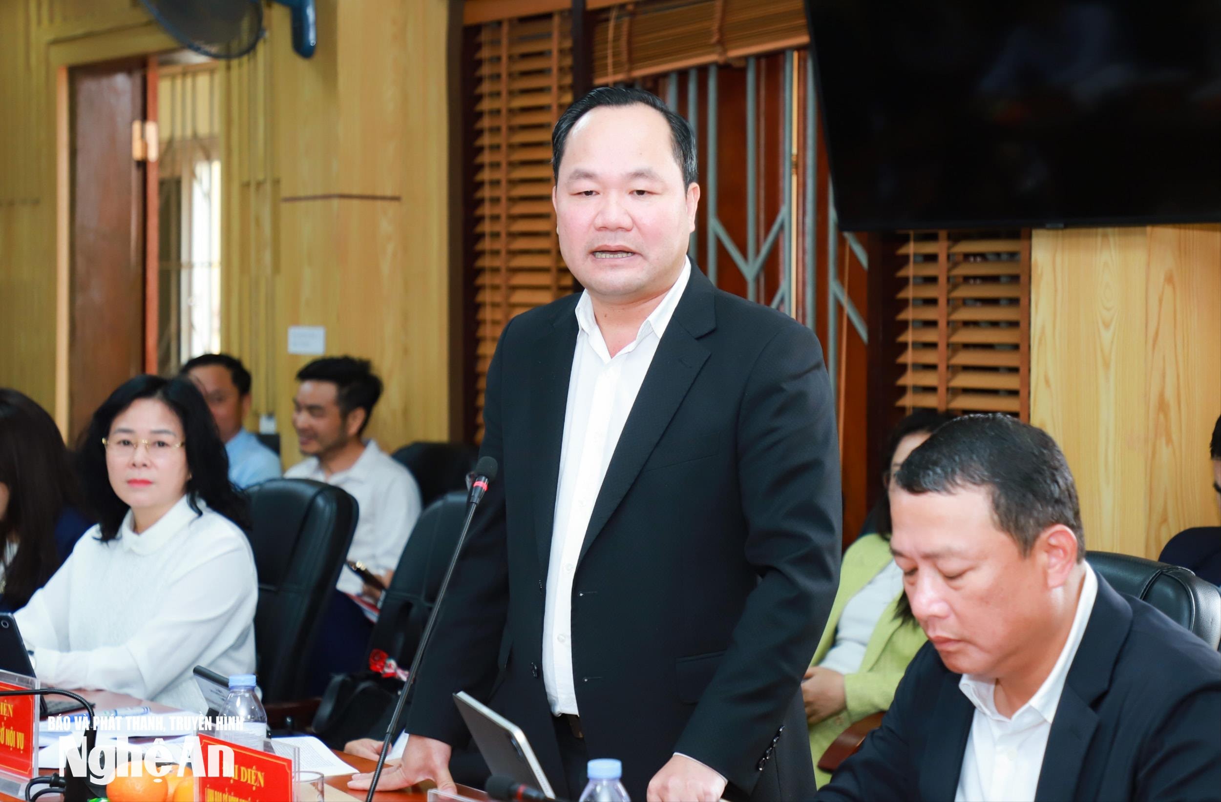 Ủy viên Ban Thường vụ Tỉnh ủy, Giám đốc Sở Nông nghiệp và Môi trường Hoàng Quốc Việt phát biểu tại cuộc làm việc. Ảnh: Thành Duy