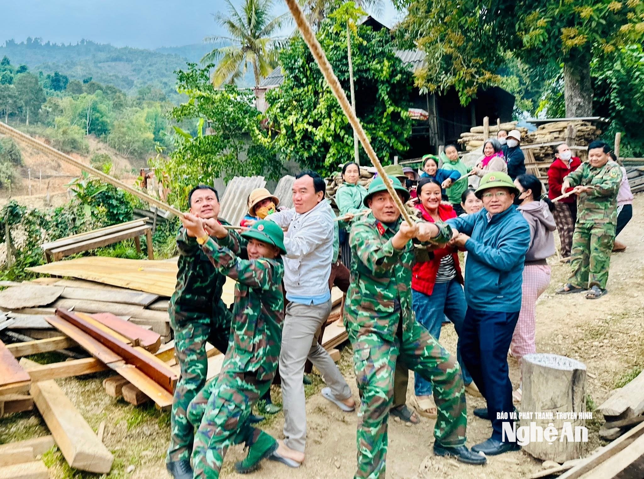 Lãnh đạo Đảng ủy, HĐND xã và các lực lượng xã Nhôn Mai