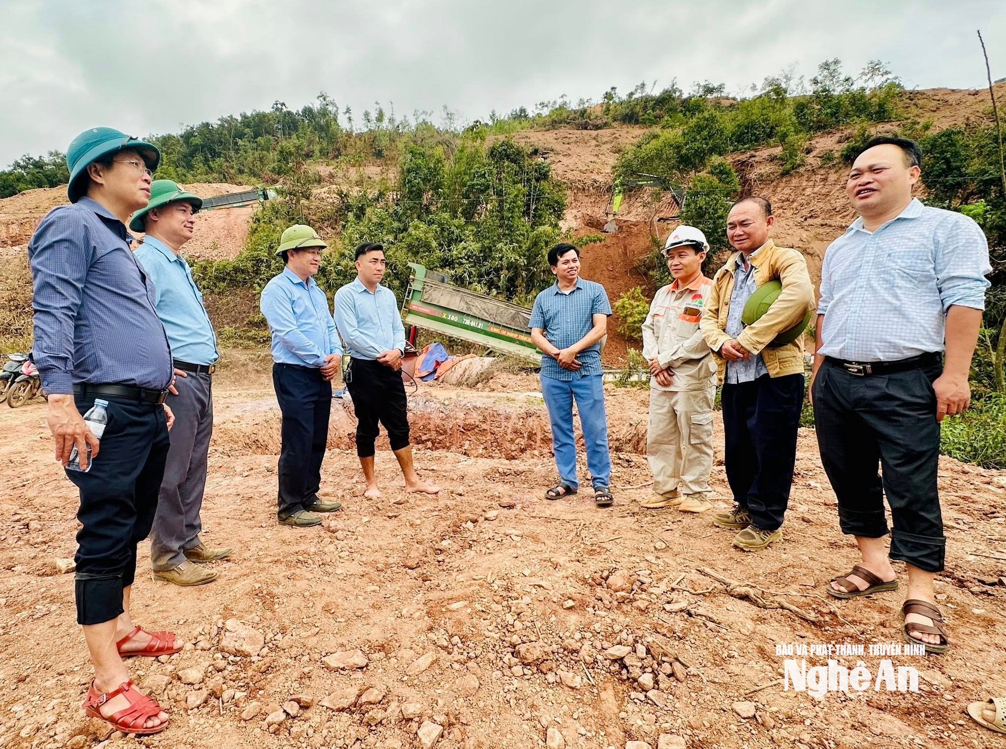 Lãnh đạo xã Nhôn Mai kiểm tra tiến độ các công trình trọng điểm người dân quan tâm.