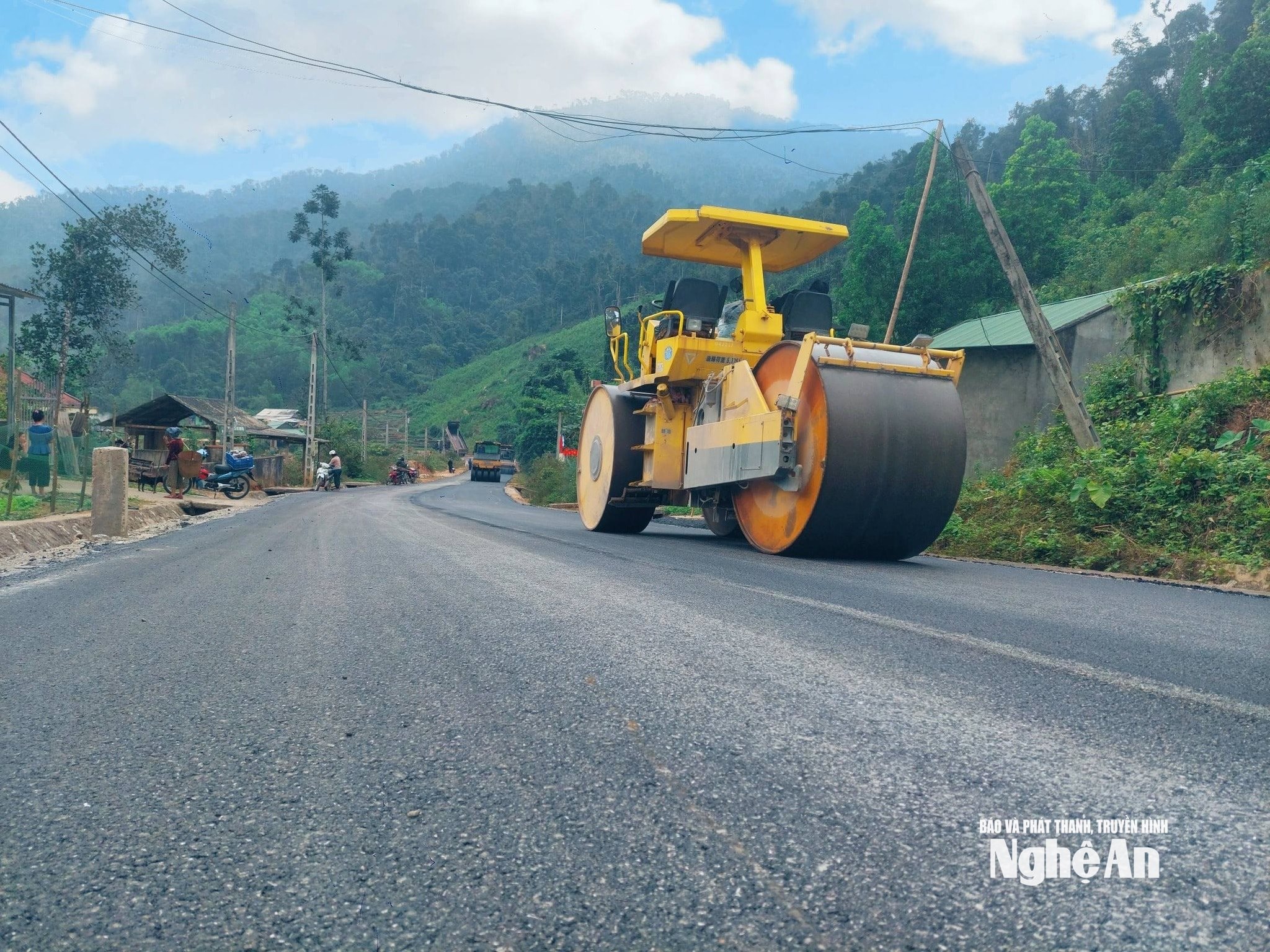 Tuyến đường dài hơn 15km nối từ Trung tâm xã Tiền Phong vào khu du lịch thác 7 tầng cơ bản đã hoàn thành. Ảnh GH